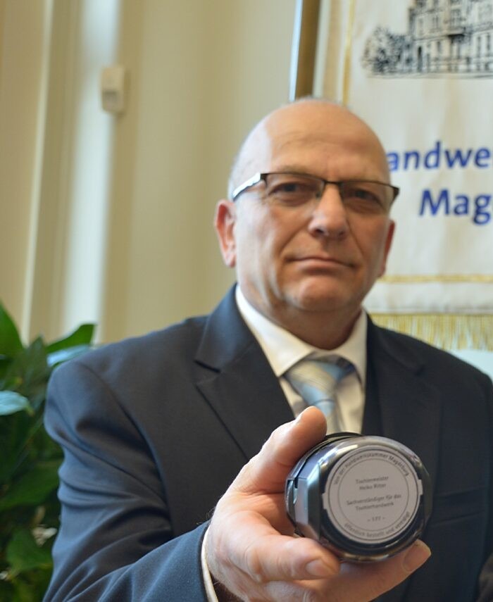 Heiko Ritter mit dem Rundstempel der Handwerkskammer Magdeburg